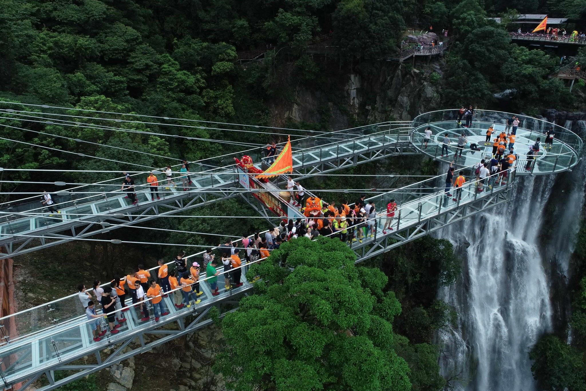 2D1N ­ Hot Spring & Glass Bridge tour